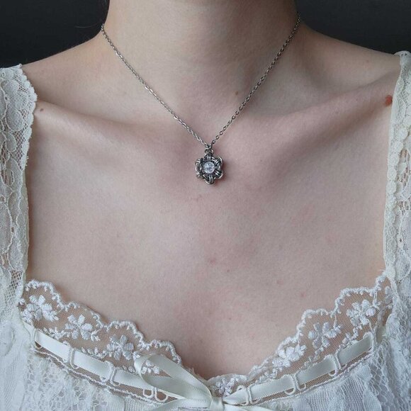 Vintage antique silver and quartz round fairy necklace with a small silver chain - Picture 3 of 8